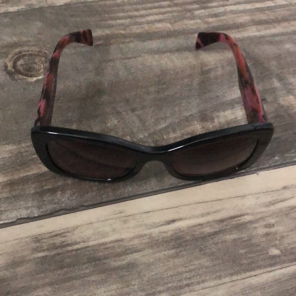 Prada sunglasses comes with a case not a Prada case - Picture 2 of 7